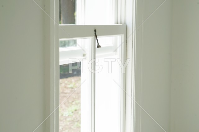 白い部屋の窓（背景素材）