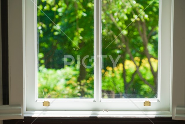 白い部屋の窓（背景素材）