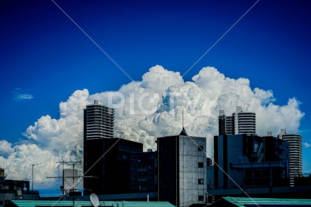 入道雲と横浜の街並み
