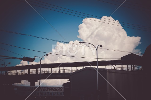 入道雲と横浜の街並み