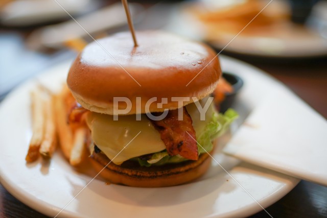 ハンバーガーとフレンチポテトのイメージ
