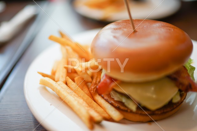 ハンバーガーとフレンチポテトのイメージ