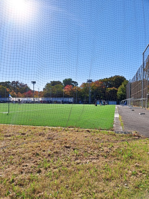 秋空のサッカーグラウンド