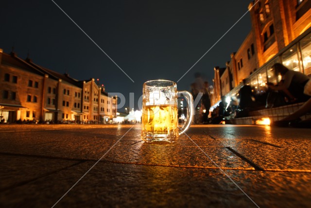 屋外で飲むビールのイメージ