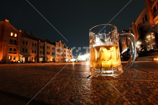 屋外で飲むビールのイメージ
