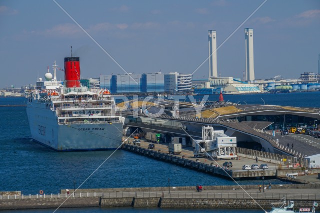 横浜港に停泊する豪華客船(ピースボート)