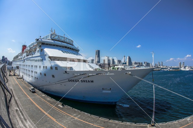 横浜港に停泊する豪華客船(ピースボート)
